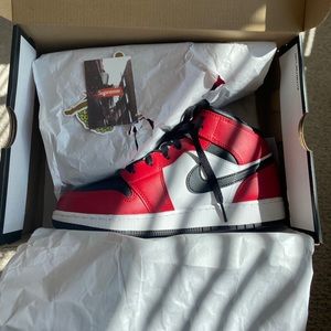 Chicago Black Toe Jordan 1 MID GS